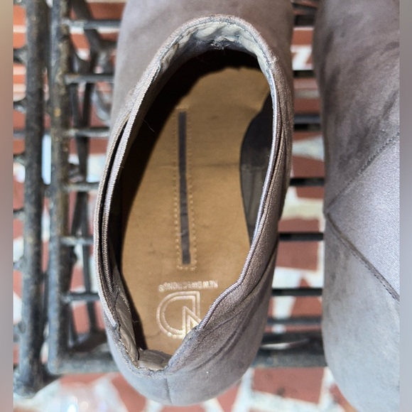 LIKE NEW | NEW DIRECTIONS Women’s Gray Faux Suede Tarby booties l Size 9 - Picture 6 of 8